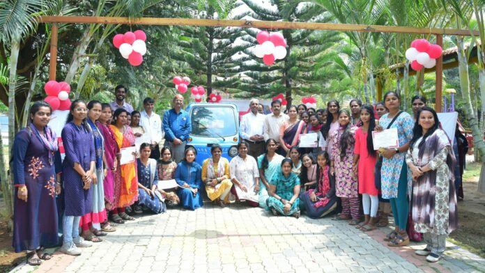 Mahindra WE (Women Entrepreneurs) Hunnar project beneficiaries with the Mahindra Last Mile Mobility team