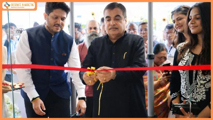 Union Minister for Road Transport and Highways Mr. Nitin Gadkari with Mr. Karan Mendon, COO of Appa & Adhira Cafe