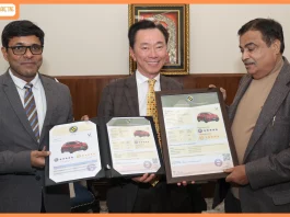 Mr. Pham Sanh Chau (center), CEO of VinFast Asia, and Mr. Tapan Ghosh (left) CEO of VinFast India receives the 5-STAR Bharat NCAP safety certification for the VF 6 from Shri. Nitin Gadkari, Hon. Minister of Road Transport and Highways, Govt. of India.